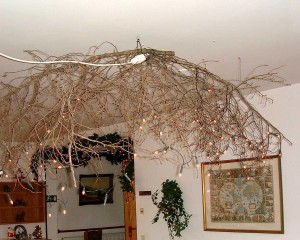 lichterkette_trockenholz Nicht nur die Lichterkette selbst, auch trockenes Holz oder Papier kann zu einem Feuer führen, wenn es in Kontakt mit den heißen Birnchen kommt.
